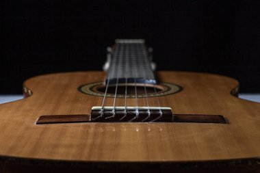 Siyah arka planda gitar. Karanlık bir arka planda akustik gitar. Klasik İspanyol gitarı.