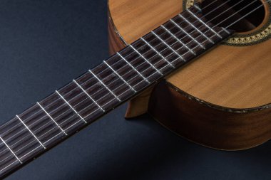 Siyah arka planda gitar. Karanlık bir arka planda akustik gitar. Klasik İspanyol gitarı.