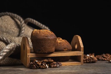 Kekler karanlık arka planda. Siyah arka planda şekerleme. Cevizli kek.