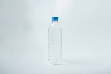 Beyaz arka planda su şişesi. Plastik şişe ve su. Temiz içme suyu.
