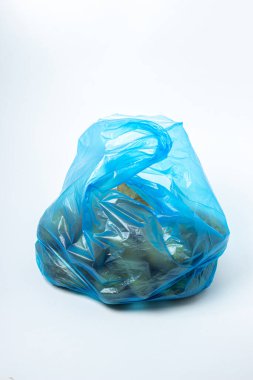 Beyaz arka planda patatesli plastik torba. Hafif arka planda patatesli mavi paket. Ürünler çantada.