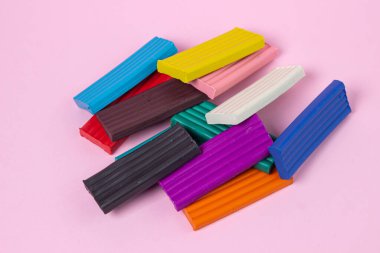 Pembe arka planda çok renkli plastikler. Eğitici bir oyun. Plastik set
