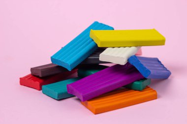 Pembe arka planda çok renkli plastikler. Eğitici bir oyun. Plastik set