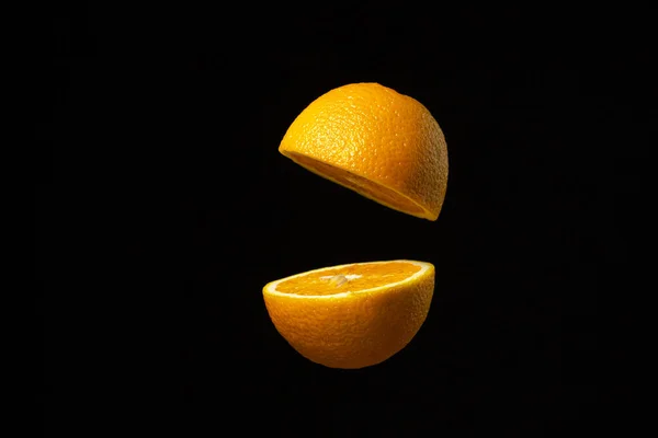 Arancione Tagliato Metà Aria Uno Sfondo Scuro Arancione Fette Fondo — Foto Stock