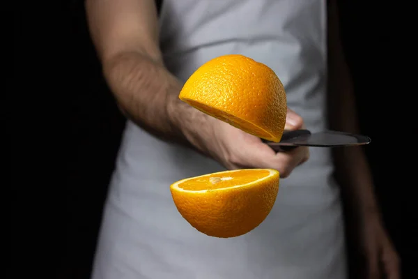 Chef Corta Una Naranja Aire Cuchillo Corta Una Naranja Sobre — Foto de Stock