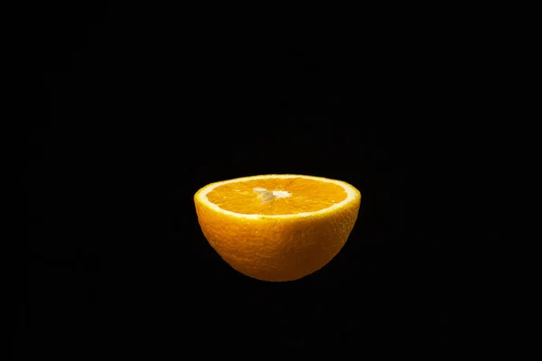 Media Naranja Sobre Fondo Oscuro Naranja Rodajas Sobre Fondo Negro — Foto de Stock