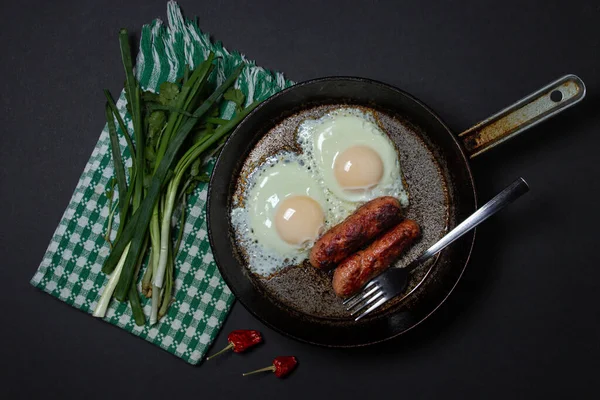 Scrambled Eggs Dark Background Fried Eggs Fried Sausages Tasty Breakfast — Stock Photo, Image