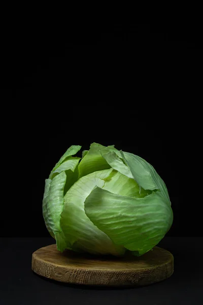 黑暗背景下的卷心菜 黑色背景的新鲜卷心菜头 健康饮食 — 图库照片