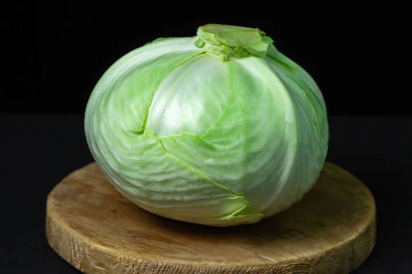 黑暗背景下的卷心菜 黑色背景的新鲜卷心菜头 健康饮食 — 图库照片