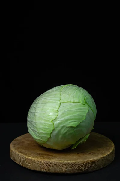 黑暗背景下的卷心菜 黑色背景的新鲜卷心菜头 健康饮食 — 图库照片