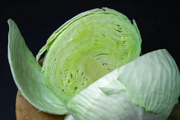 Kohl Auf Dunklem Hintergrund Kohl Zwei Hälften Auf Schwarzem Hintergrund — Stockfoto