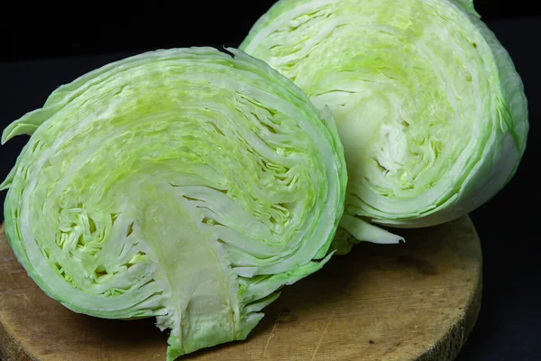 Kohl Auf Dunklem Hintergrund Kohl Zwei Hälften Auf Schwarzem Hintergrund — Stockfoto