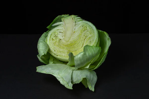 黑暗背景下的卷心菜 一半卷心菜的黑色背景 新鲜的卷心菜健康饮食 — 图库照片