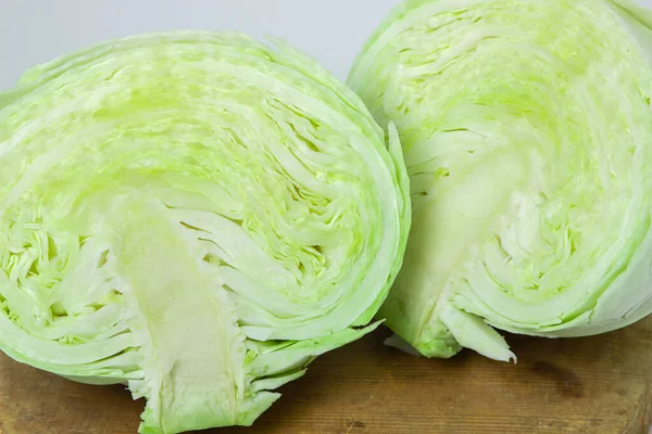 Kohl Auf Weißem Hintergrund Kohl Halbiert Auf Hellem Hintergrund Frischer — Stockfoto