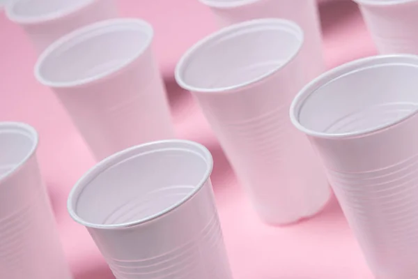 Plastikgläser Auf Rosa Hintergrund Einweggeschirr Kunststoffprodukte — Stockfoto