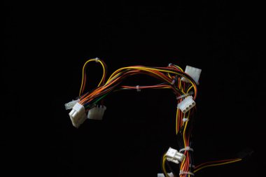 Siyah arka planda bir sürü bilgisayar kablosu. Kabloları karanlık bir arkaplana bağlıyorum. Teknoloji ve yenilik kavramı