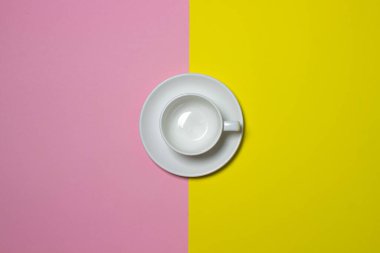 Geometrik arka planda beyaz bardak. Arka planda boş fincan ve çay tabağı. beyaz tabaklar