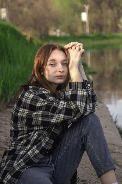 Retrato Una Joven Fondo Del Lago Chica Está Sentada Orilla —  Fotos de Stock