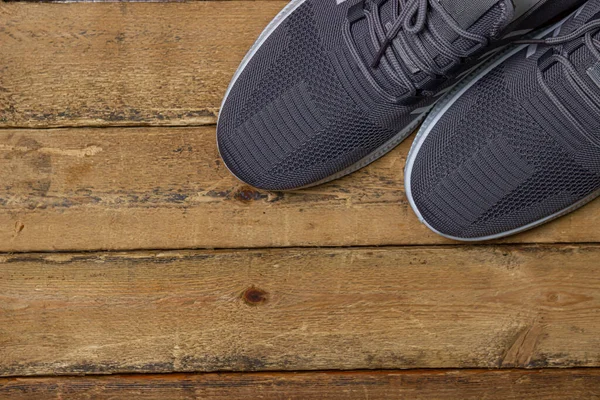 Grijze Sneakers Een Houten Achtergrond Sportschoenen Gezond Levensstijl Concept — Stockfoto