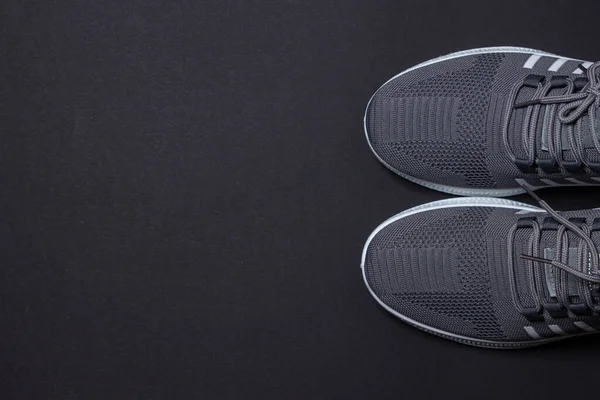 灰色运动鞋的黑色背景 运动鞋 健康生活方式概念 — 图库照片