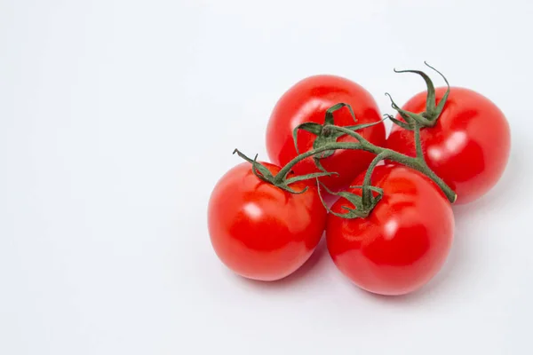 토마토는 배경에 포도나무에 있습니다 신선하고 파인애플 토마토 — 스톡 사진