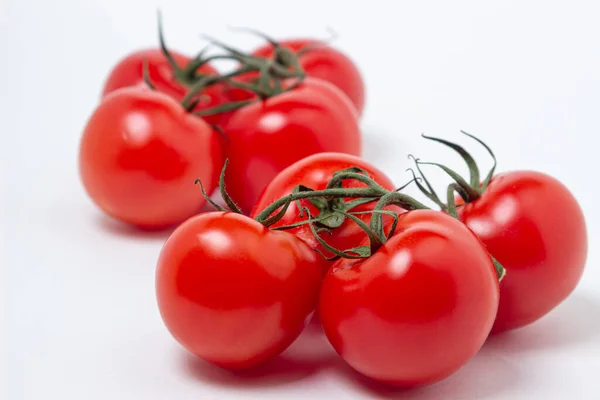 Tomates Sur Une Vigne Sur Fond Blanc Légumes Frais Sains — Photo
