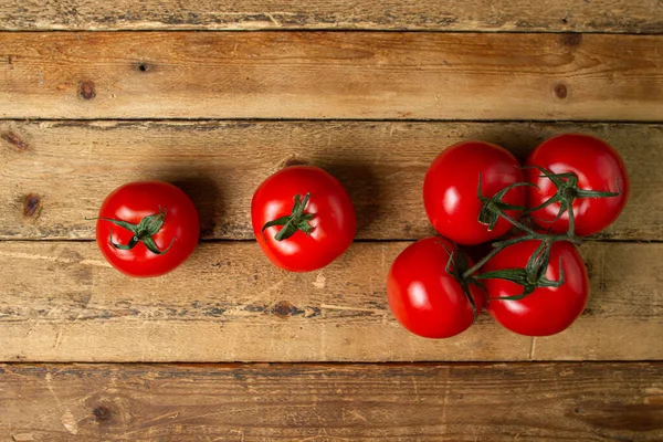 Tomates Fundo Madeira Tomates Maduros Frescos Produtos Hortícolas Saudáveis — Fotografia de Stock