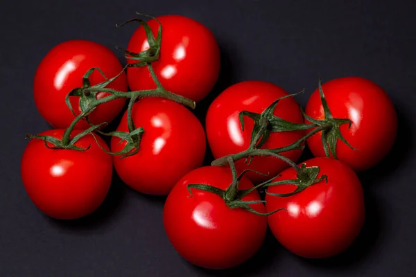 Tomaten Een Zwarte Achtergrond Tomaten Een Wijnstok Een Donkere Achtergrond — Stockfoto
