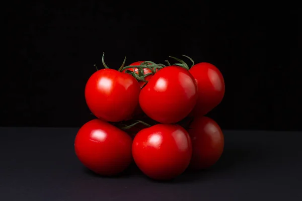 Pomodori Sfondo Nero Pomodori Una Vite Uno Sfondo Scuro Ortaggi — Foto Stock