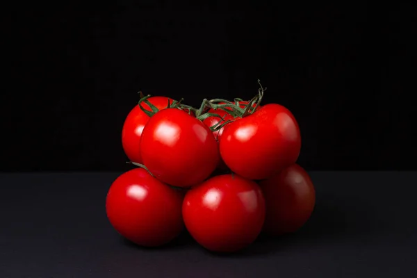 Tomates Fundo Preto Tomates Uma Videira Fundo Escuro Produtos Hortícolas — Fotografia de Stock