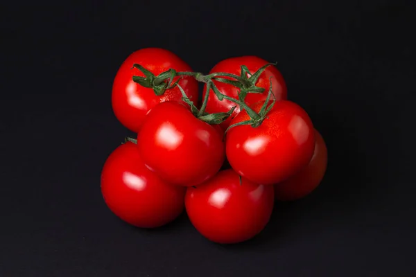 Pomodori Sfondo Nero Pomodori Una Vite Uno Sfondo Scuro Ortaggi — Foto Stock