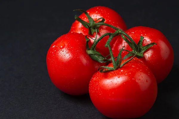 Tomaten Een Zwarte Achtergrond Tomaten Een Wijnstok Een Donkere Achtergrond — Stockfoto