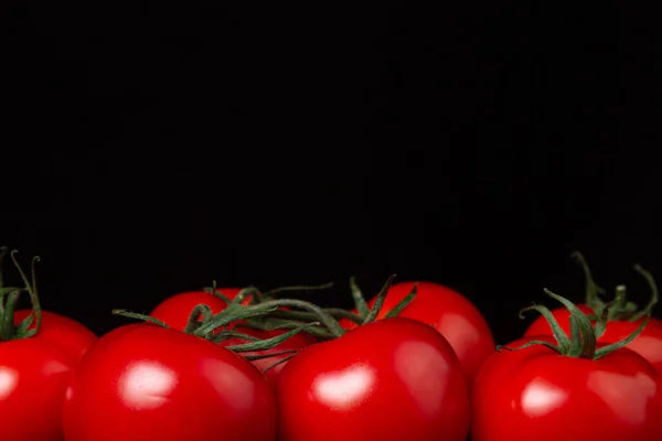 Pomodori Sfondo Nero Pomodori Una Vite Uno Sfondo Scuro Ortaggi — Foto Stock