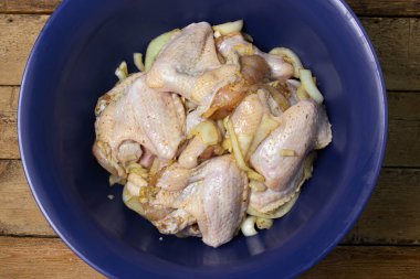 Çiğ tavuk kanadı turşusu. Baharatlı çiğ tavuk. Tavuk kanadı pişiriyorum.