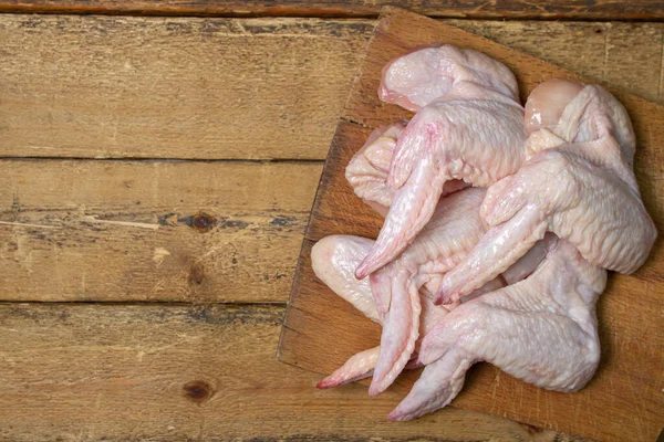 Ailes Poulet Crues Sur Fond Bois Viande Poulet Fraîche Une — Photo