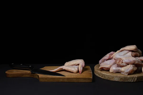 Alitas Pollo Crudas Sobre Fondo Negro Carne Fresca Pollo Cocinar —  Fotos de Stock