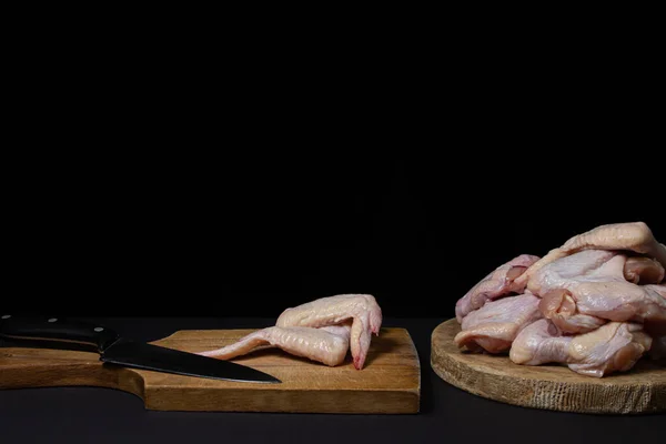 Alitas Pollo Crudas Sobre Fondo Negro Carne Fresca Pollo Cocinar —  Fotos de Stock