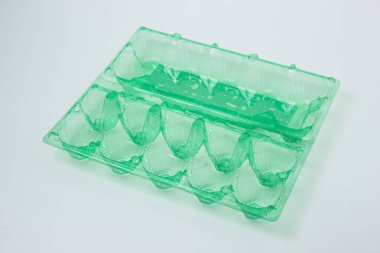 Beyaz arka planda yumurtalar için plastik kap. Tavuk Yumurtası Depolama Kapsülü
