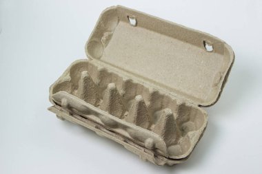 Beyaz arka planda yumurtalar için kağıt kap. Tavuk Yumurtası Depolama Kapsülü