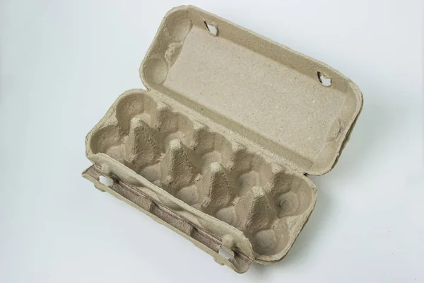白い背景に卵のための紙容器 鶏の卵の貯蔵容器 — ストック写真