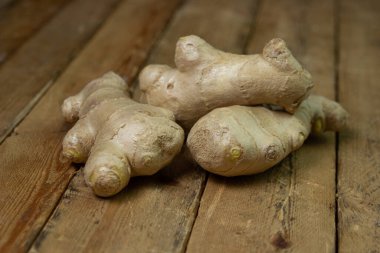 Ahşap arka planda zencefil. Zencefil kökü. Üç zencefil yan yana