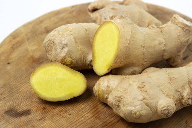 Ahşap arka planda zencefil. Zencefil kökü doğranmış. Sağlıklı yemek.