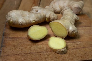 Ahşap arka planda zencefil. Zencefil kökü doğranmış. Sağlıklı yemek.