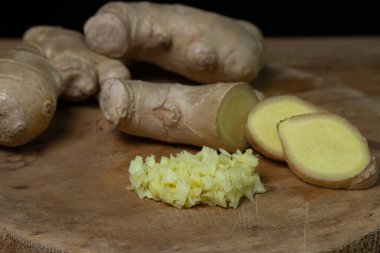 Ahşap arka planda zencefil. Zencefil kökü doğranmış. Sağlıklı yiyecekler. Sağlıklı gıda konsepti