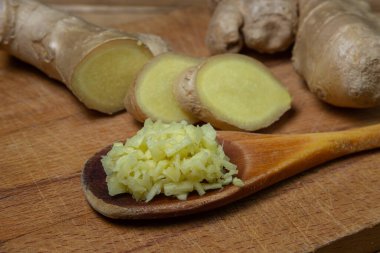 Ahşap arka planda zencefil. Zencefil kökü doğranmış. Sağlıklı yiyecekler. Sağlıklı gıda konsepti