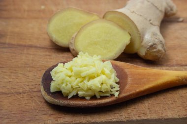 Ahşap arka planda zencefil. Zencefil kökü doğranmış. Sağlıklı yiyecekler. Sağlıklı gıda konsepti