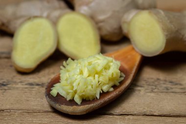 Ahşap arka planda zencefil. Zencefil kökü doğranmış. Sağlıklı yiyecekler. Sağlıklı gıda konsepti