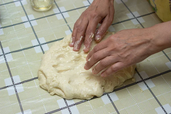 Weibliche Hände Arbeiten Mit Teig Hausgemachter Teig Auf Dem Küchentisch — Stockfoto