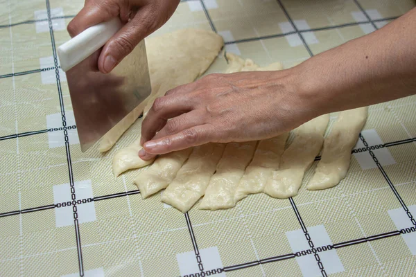 Mãos Femininas Estão Trabalhar Com Massa Massa Caseira Mesa Cozinha — Fotografia de Stock