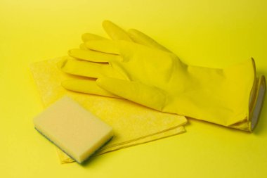 Sarı arka planda temizlik aletleri. Temizlik konsepti. Ev yıkama ve temizlik aletleri.